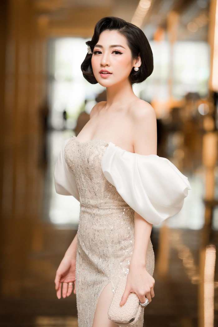 Dù bận rộn với lịch làm việc, di chuyện từ Nam ra Bắc nhưng Tú Anh vẫn dành thời gian cho bé Kem (tên thân mật của con trai Tú Anh)