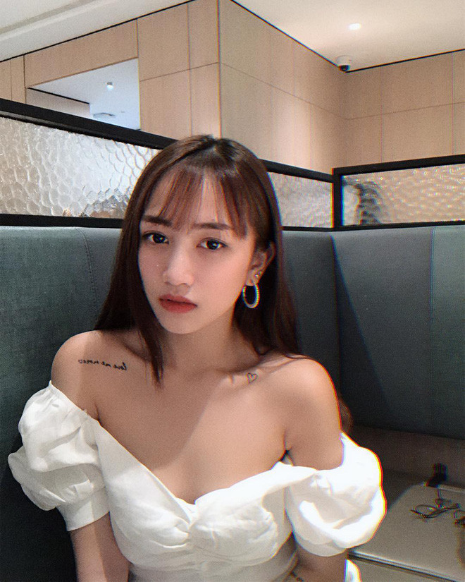 Dẫu vậy, thỉnh thoảng Joyce Phạm chỉ cần đổi gió "bánh bèo" hơn chút với áo trễ vai hay áo quây thì cũng nữ tính và quyến rũ không chê vào đâu được.