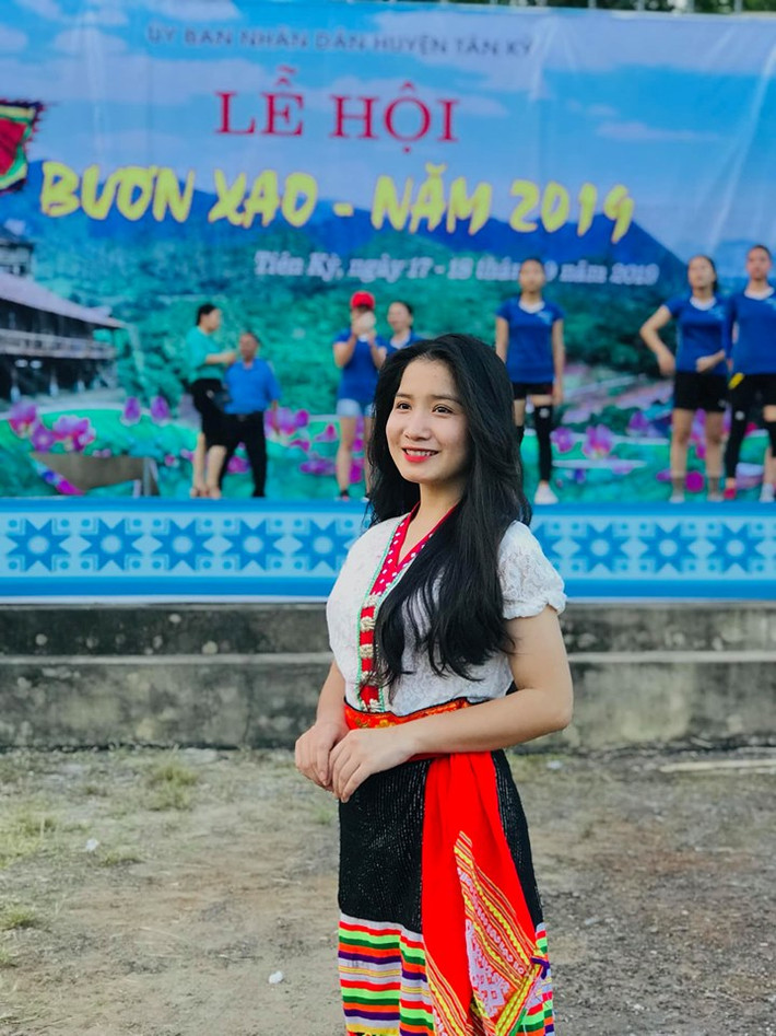 Vừa qua, dân mạng truyền tay nhau bức ảnh về cô gái trẻ mặc trang phục dân tộc Thái chụp ảnh trong lễ hội Bươn Xao ở huyện Tân Kỳ, Nghệ An. Hot girl dân tộc này nhanh chóng gây chú ý CĐM bằng sự duyên dáng và xinh đẹp của mình.