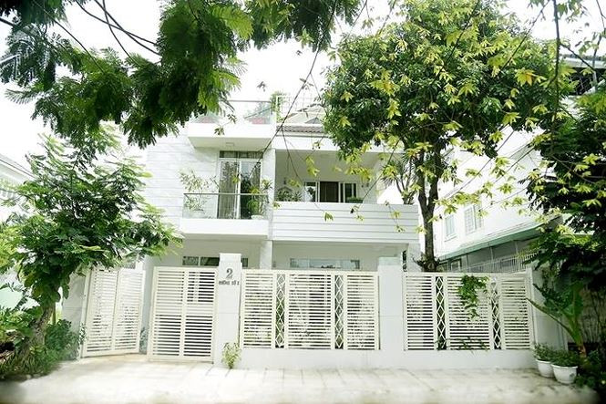 Tuy nhiên, những hình ảnh bên trong căn biệt thự triệu đô của MC Quyền Linh cũng thu hút sự quan tâm của dư luận.