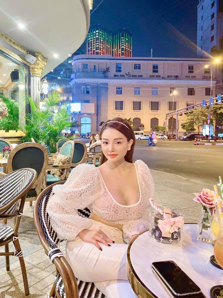 Khi những kẻ hiếu kỳ quyết tâm lùng sục bằng được clip nóng của Mon 2k thì cô gái này tiếp tục liên tiếng khẳng định sẽ dùng phần mềm quét bản quyền. Cá nhân hoặc tổ chức nào giữ clip của cô đều bị "đánh bay" nick.
