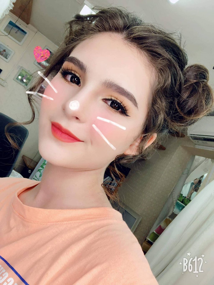 Trong nhiều bức hình được chụp và chia sẻ trên mạng xã hội, Hằng thu hút mọi người bằng nụ cười tỏa nắng, khuôn mặt Tây rất dễ thương.
