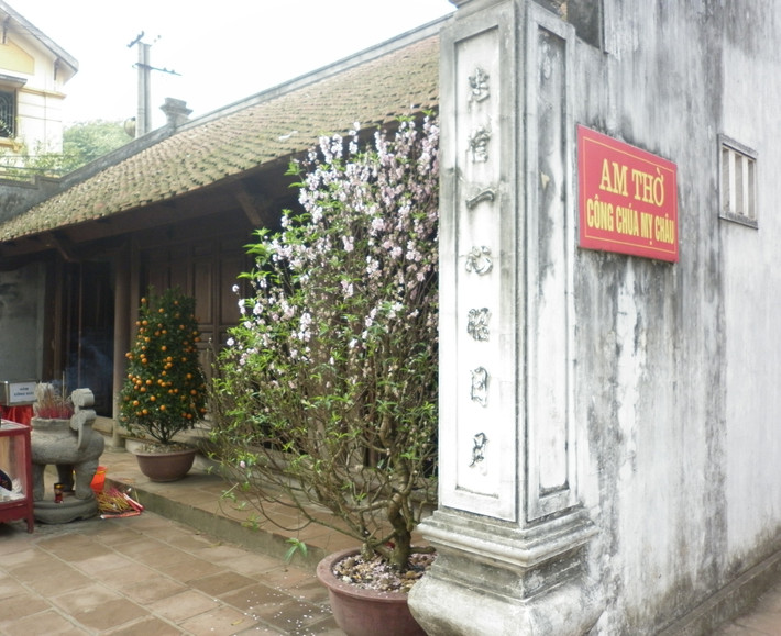 Am Mỵ Nương nằm trong chùa Cổ Loa (Hà Nội). Trong chùa, có am nhỏ thờ một bức tượng không đầu được trang trí rất đẹp và sang trọng. Câu chuyện tình cảm sắt son, chung thủy của nàng Mỵ Nương cùng Trọng Thủy khi xưa đã khiến bao người cảm động, tin tưởng rằng đến nơi đây cầu duyên sẽ được linh ứng.