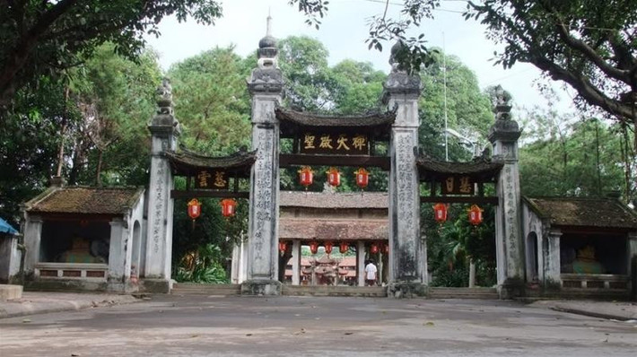 Chùa Láng là một trong những ngôi chùa cổ kính, còn lưu giữ nhiều tượng Phật cổ cùng các hiện vật khác.