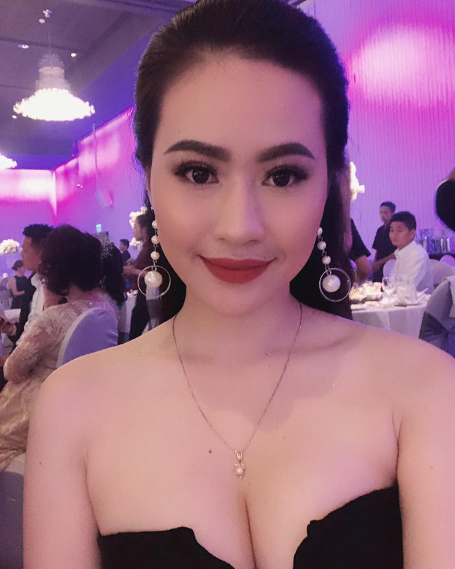 Theo ý kiến của nhiều dân mạng, bạn gái mới Quang Hải có nhan sắc khá mặn mà hơn so với đối tác của mình là cầu thủ ĐTQG Việt Nam.