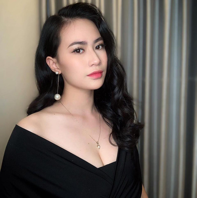 Dù gương mặt bị đánh giá có chút "mặn" hơn với Quang Hải nhưng bù lại Thảo Mi lại được bù đắp bằng thân hình nóng bỏng.