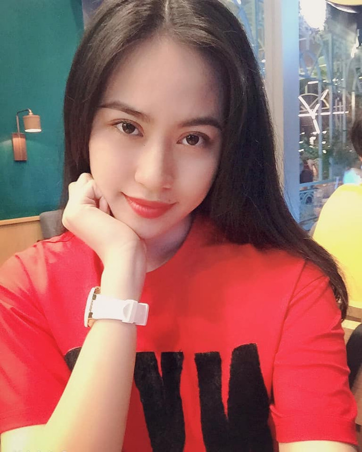 Về sự thành đạt, chắc chắn Thảo Mi hơn hẳn Nhật Lê. Trong khi cô gái đến từ Quang Nam vẫn còn đang ngồi trên ghế đại học thì hot girl Sài thành đã khẳng định được sự thành công trong lĩnh vực kinh doanh làm đẹp.