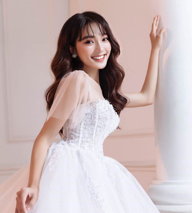 Như đã biết, người đẹp Nguyễn Thị Ngọc Nữ được gắn mác bạn gái tin đồn của Phan Văn Đức - tiền vệ của đội tuyển Việt Nam. Thậm chí, có 1 thời gian, Văn Đức cùng Ngọc Nữ được gọi là cặp đôi tin đồn bởi dù dân mạng đã nắm trong tay 1001 bằng chứng hẹn hò nhưng người trong cuộc chưa bao giờ lên tiếng thừa nhận.
