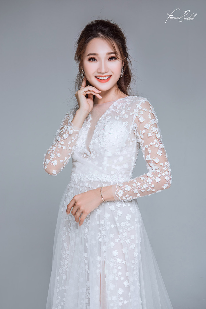 Cô bạn xinh đẹp tựa thiên thần trong chiếc váy cưới được thiết kế hoa.