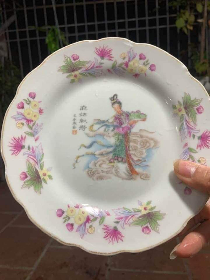 Đĩa cô tiên: Đây là chiếc đĩa rất phổ thông của các gia đình giai đoạn từ năm 1990 cho tới 2000. Nhìn thấy chiếc đĩa cô tiên này, nhiều bạn trẻ không khỏi bồi hồi bởi không ít lần vụng về đã biến "cô tiên" tan tành vì rơi vỡ.
