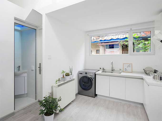 Bếp tránh hướng vào cửa nhà vệ sinh: Miệng bếp cần tránh hướng vào cửa của nhà vệ sinh, vốn là nơi có nhiều uế khí. Nếu đặt bàn bếp đối diện nhà vệ sinh thì vận may của bạn sẽ bị uế khí cuốn đi, bản thân gia chủ cũng có thể mắc phải bệnh tật triền miên.