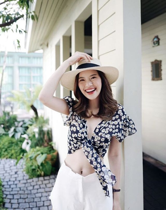 Mùa hè này, kiểu áo hở eo buộc dây, thắt nơ cũng rất được lòng phái đẹp xứ chùa Vàng. Họ không chỉ diện khi đi biển mà còn thoải mái bước xuống phố với trang phục này.