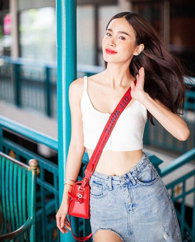 Với thiết kế hai dây, màu sắc tối giản, mỏng mảnh chiếc áo crop top là trang phục không thể thiếu trong tủ quần áo của các hot girl Thái Lan.