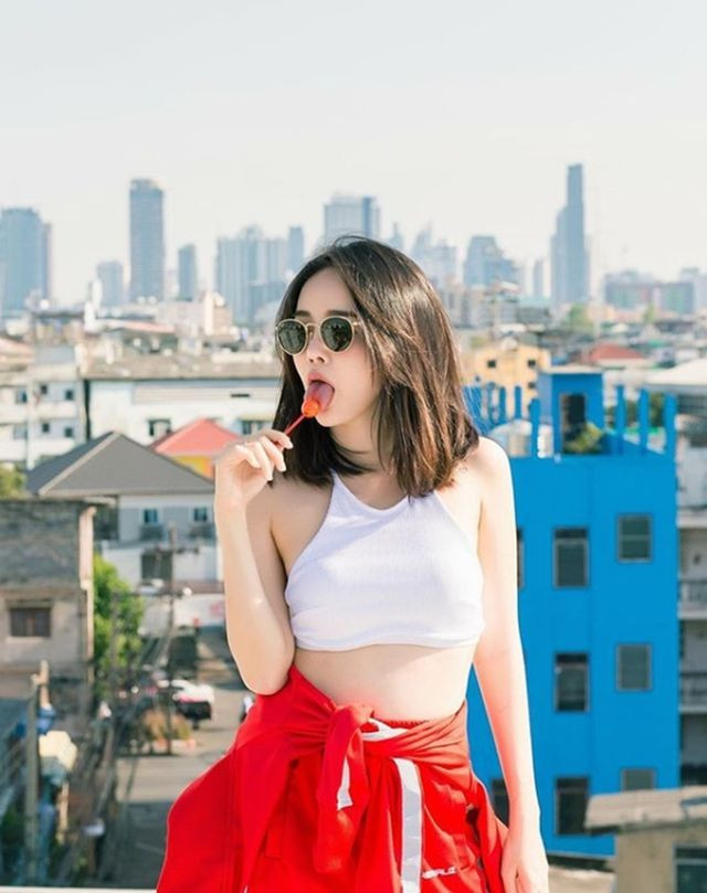 Có thiết kế không cầu kỳ nhưng áo crop top hai dây lại giúp người mặc khoe được cả bờ vai thon, cánh tay săn chắc lẫn vòng eo nhỏ nhắn.