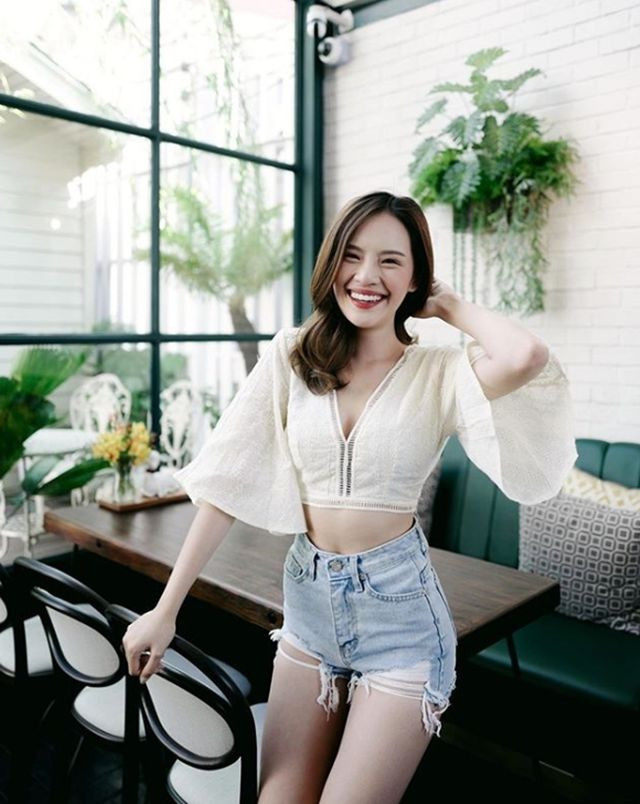 Mới đây trên MXH, các mỹ nữ Thái Lan đã đồng loạt khoe những bức ảnh diện áo crop top khoe vòng eo con kiến đẹp mê hồn. Đồng thời nhận được không ít lời khen có cánh từ CĐM.