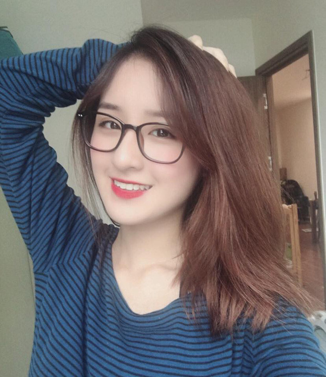 Lục lại quá khứ, dân mạng phát hiện ra rằng nữ sinh Học viện Phụ nữ này từng nhận được sự quan tâm khi bức ảnh chụp cô trong trang phục truyền thống của đồng bào H'Mông liên tục xuất hiện trên các diễn đàn mạng.
