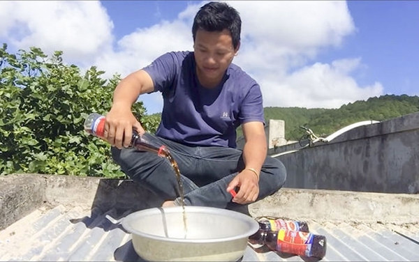 Tương tự như vụ việc một người tự xưng là Vlogger đổ 200 quả trứng lên đầu mẹ ăn mừng 20.000 sub thì một thanh niên khác cũng nhận về vô số 'gạch đá' không kém vì hành động bắt chước của mình là đổ mắm lên đầu mẹ ăn mừng 1.000 sub.