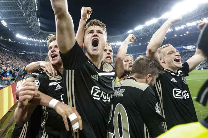 Tiền đạo David Neres của Ajax Amsterdam được cho là đang có những liên hệ với hai đội bóng Premier League là Arsenal và Liverpool.