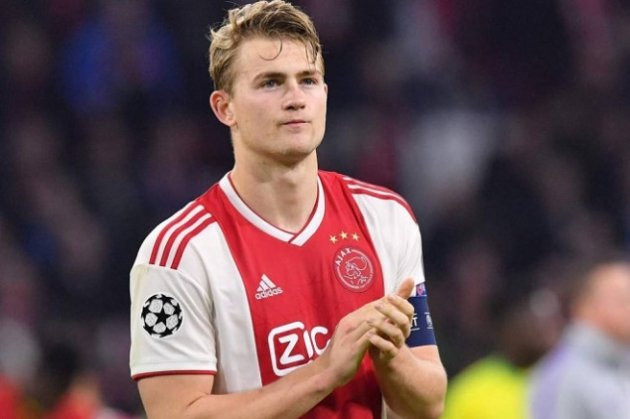 Chuyển nhượng bóng đá mới nhất từ tờ Catalan Sport, Matthijs De Ligt đã ra "tối hậu thư" cho Barca, xem như là hy vọng cuối cùng của đội chủ sân Camp Nou. Nếu thượng tầng Blaugrana không thể đáp ứng mức đãi ngộ bằng hoặc hơn những lời đề nghị khác, đội trưởng của CLB Ajax sẽ thẳng thừng từ chối Barca để đến MU.
