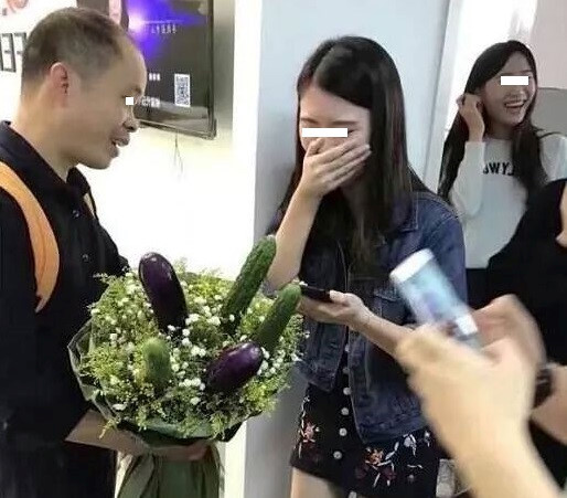 Từ ngạc nhiên, bất ngờ đến ngại ngùng khi cô gái nhận được bó hoa có một không hai.
