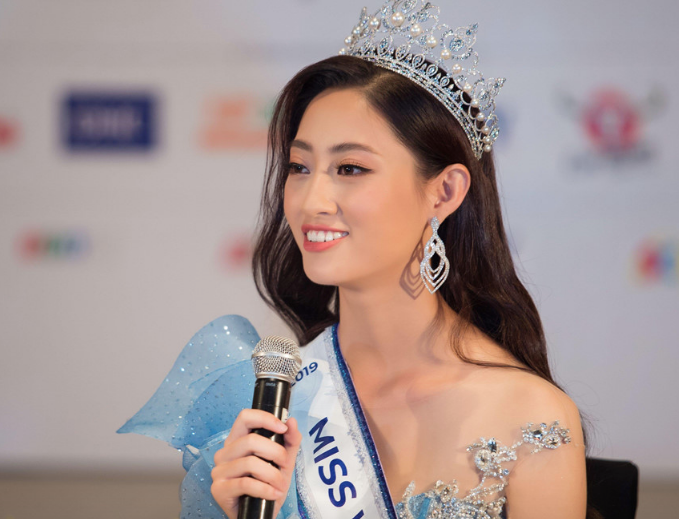 Hiện Lương Thùy Linh là sinh viên giỏi và năng động của khoa Kinh tế đối ngoại, ĐH Ngoại thương Hà Nội. Cô bạn này sẽ đại diện Việt Nam chinh chiến tại Hoa hậu Thế giới 2019.