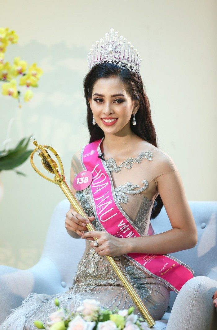 Sau gần một năm đăng quang, hoa hậu 10X được nhận xét ngày càng xinh đẹp, sắc sảo. Trần Tiểu Vy hiện là sinh viên ngành Quản trị Kinh doanh thuộc chương trình liên kết quốc tế giữa ĐH Sunderland (Anh) và ĐH Sư phạm Kỹ thuật TP.HCM.