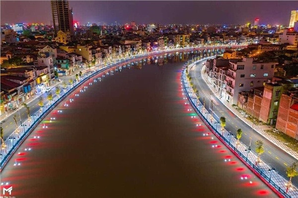 Bên cạnh việc cải tạo mặt nước, khung cảnh xung quanh, phố đi bộ Tam Bạc 40 con thiên nga trắng được nhập khẩu từ nước ngoài có nhiệm vụ tạo điểm nhấn cho sông và phố đi bộ đầu tiên sắp khai trương ở Hải Phòng.
