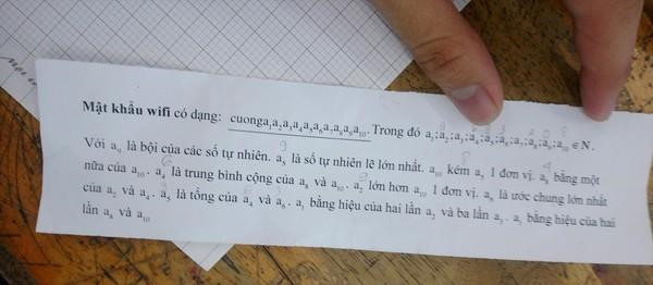 Cách đây không lâu, nhiều học sinh cũng từng lan truyền bức ảnh cô giáo cung cấp pass wifi qua một phương trình đại số rắc rối. Kết quả là nhiều học sinh thà tự bật 3G hoặc không nghĩ đến chuyện vào mạng hơn là cố gắng ngồi giải.