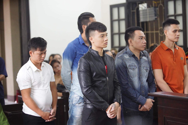 Ngày 02/04, dư luận xôn xao khi Khá Bảnh bị cơ quan chức năng tỉnh Bắc Ninh bắt tạm giam cùng 4 đồng phạm để điều tra về hành vi đánh bạc và tổ chức đánh bạc. Theo cáo trạng, chỉ trong vòng 44 ngày, tay giang hồ mạng xã hội cùng đồng bọn đã tổ chức các giao dịch đánh bạc dưới hình thức ghi lô đề với số tiền lên tới hơn 4 tỷ đồng. Trong đó, Khá hưởng lợi 300 triệu đồng.