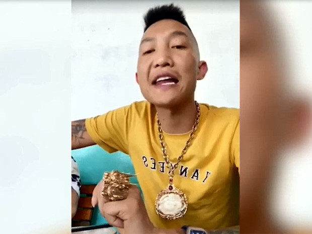 Huấn Hoa Hồng có trang cá nhân Facebook sở hữu gần 350.000 lượt theo dõi. Giống như đàn em Khá Bảnh, Huấn cũng có riêng một kênh Youtube với lượng đăng ký khủng, lên tới hơn 67.000 người. Trên trang cá nhân và kênh Youtube của mình, Huấn thường xuyên đăng tải hình ảnh, clip có nội dung khoe của, khoe vàng đeo trĩu cổ, cuộc sống xa hoa với xe hơi đắt tiền.