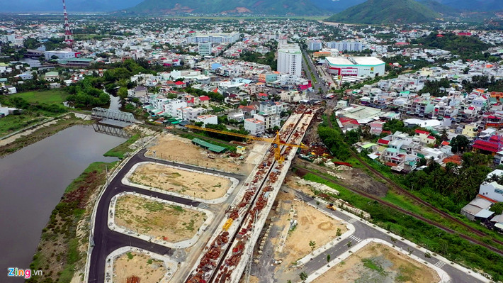Theo UBND tỉnh Khánh Hòa, việc xây dựng nút giao thông Ngọc Hội nhằm giải quyết triệt để vấn đề ùn tắc giao thông ở điểm giao cắt tại chắn đường sắt Ngọc Hội và đường 23/10; giải quyết luồng lưu thông từ cửa ngõ phía bắc theo hướng đường vành đai 2 đi dọc theo đường sắt Bắc - Nam; rồi vượt đường sắt đi dọc theo sông Quán Trường kết nối vào đại lộ Nguyễn Tất Thành, tạo nên tuyến giao thông mới từ hướng bắc - nam mà không đi vào trung tâm thành phố.