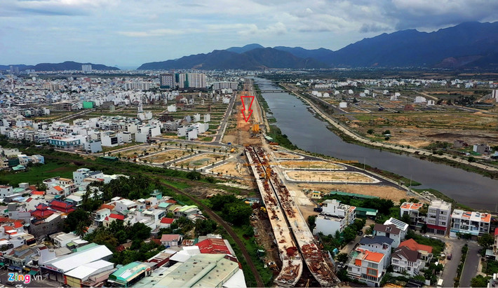 Dự án đường vành đai 2 (mũi tên đỏ) kết nối nút giao thông Ngọc Hội cũng do Công ty Phúc Sơn xây dựng theo hình thức BT đổi đất sân bay Nha Trang, có vốn đầu tư gần 1.200 tỷ đồng. Dự án nối với nút giao thông Ngọc Hội tạo trục giao thông bắc - nam vượt qua đường sắt đi dọc theo sông Quán Trường để kết nối vào đại lộ Nguyễn Tất Thành. Hiện, công trình này vẫn chưa hoàn thành, ngổn ngang đất đá.