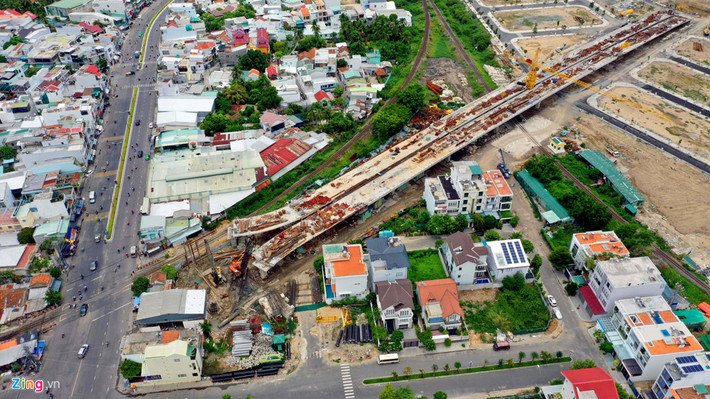 Tuy nhiên, sau 2 năm thi công, dự án chỉ mới xây dựng gần xong một trong 4 nhánh cầu vượt, với chiều dài hơn 200 m.