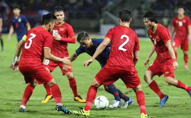 Chanathip là cầu thủ được quan tâm nhất bên phía Thái Lan. Mỗi lần "Messi Thái" có bóng thì xung quanh anh ít nhất có 2-3 bóng áo đỏ ập vào áp sát. Ảnh: Zing