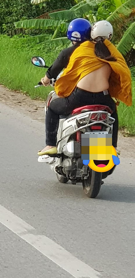 Ngày 10/6, hình ảnh người phụ nữ vô tình để lộ cách ăn mặc phản cảm đã nhận về rất nhiều bình luận chỉ trích. Cụ thể, do chọn trang phục áo khá rộng lại cắt xẻ táo bạo trong khi người đi cùng phóng xe máy với tốc độ quá nhanh khiến toàn bộ phần lưng của nữ chính lộ hết ra ngoài. Đặc biệt, vì không mặc nội y nên người này lại càng khiến người xung quanh nóng mắt.