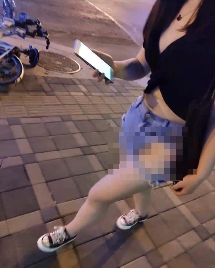 Bức ảnh của cô gái nói trên ngay lập tức được CĐM bàn tán xôn xao. Đa phần các dân mạng đều cho rằng hình ảnh này thật phản cảm và cô gái dường như không biết xấu hổ với lối ăn mặc hở hang của mình.