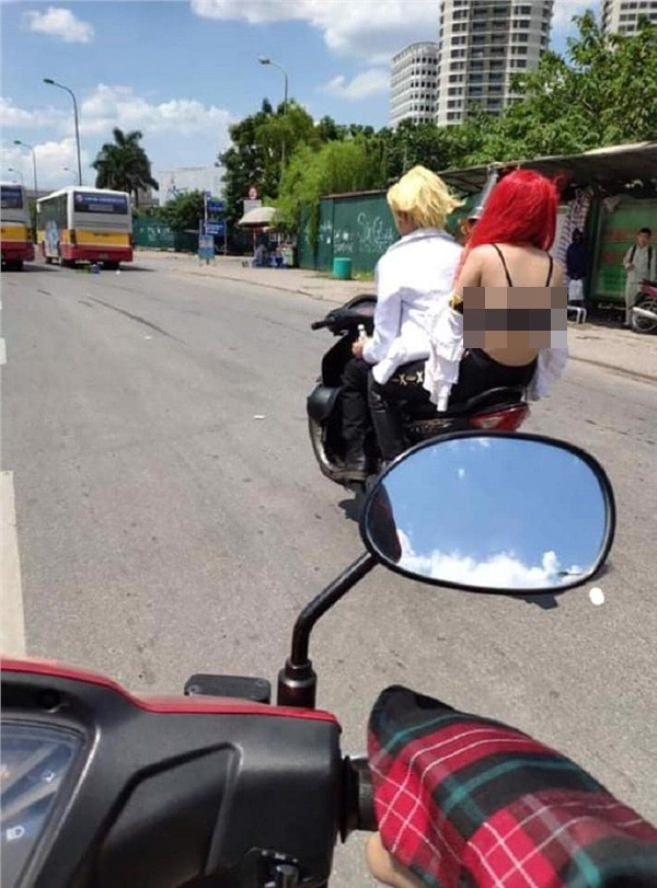 Cụ thể, nữ chính với mái tóc đỏ sành điệu ngồi sau xe một chàng trai. Cả hai không đội mũ bảo hiểm đã đáng bị lên án rồi lại thêm khoảnh khắc cô gái khoe tấm lưng trần khi chỉ diễn mỗi áo lót càng làm người xung quanh ngán ngẩm.