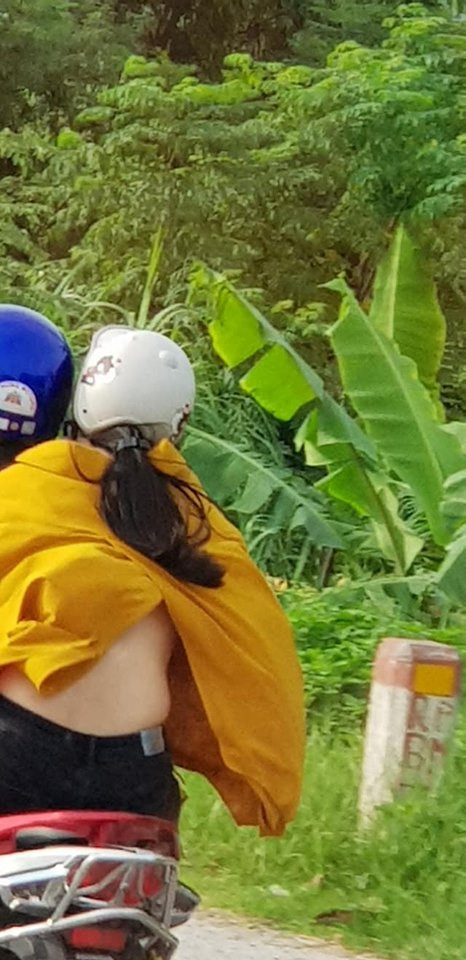 Tuần qua, trên nhiều tỉnh thành đã trải qua những ngày nắng nóng gay gắt. Chính vì vậy chủ đề hội chị em ăn mặc phản cảm khi ra đường đã vô tình trở thành đề tài gây tranh cãi. Thay vì chọn trang phục thoáng mát, rất nhiều cô gái coi việc mặc thiếu vải là cách giảm nắng nóng hữu hiệu.