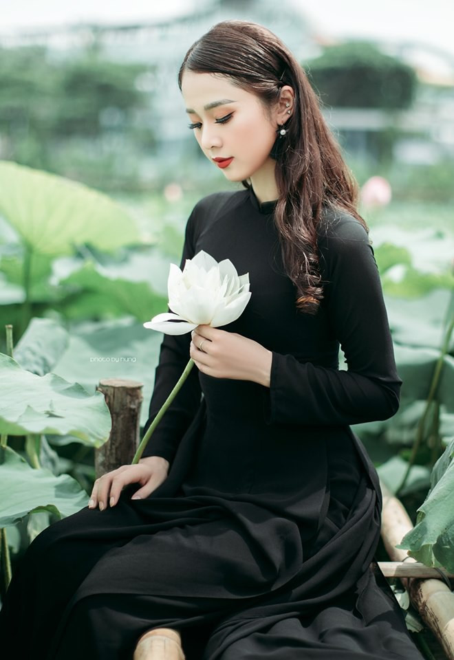 Liên hệ với anh Hùng, người thực hiện bộ ảnh, anh cho biết: "Phần lớn mọi người đi chụp sen mặc định sẽ là yếm, áo dài trắng, áo dài cách tân,... Mình cảm thấy nếu cứ lặp đi lặp lại như thế thì rất nhàm chán. Hơn nữa mình đặc biệt ấn tượng với sen trắng, nó mang vẻ gì đó tinh khôi mà giản đơn. Mình thấy là sự kết hợp giữa 2 tone màu đen trắng sẽ mang đến những bức ảnh đẹp. Vì thế mình và bạn Linh quyết định sẽ thực hiện bộ ảnh với một chút mới mẻ và đặc biệt như vậy."