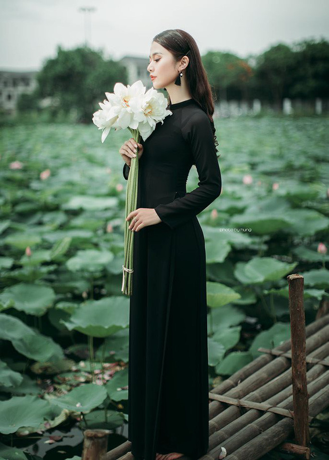 Sau khi được đăng tải, bộ ảnh chụp bên hồ sen của nhiếp ảnh gia Mạnh Hùng ngay lập tức nhận vô vàn lời khen cho cả người thực hiện lẫn mẫu ảnh.