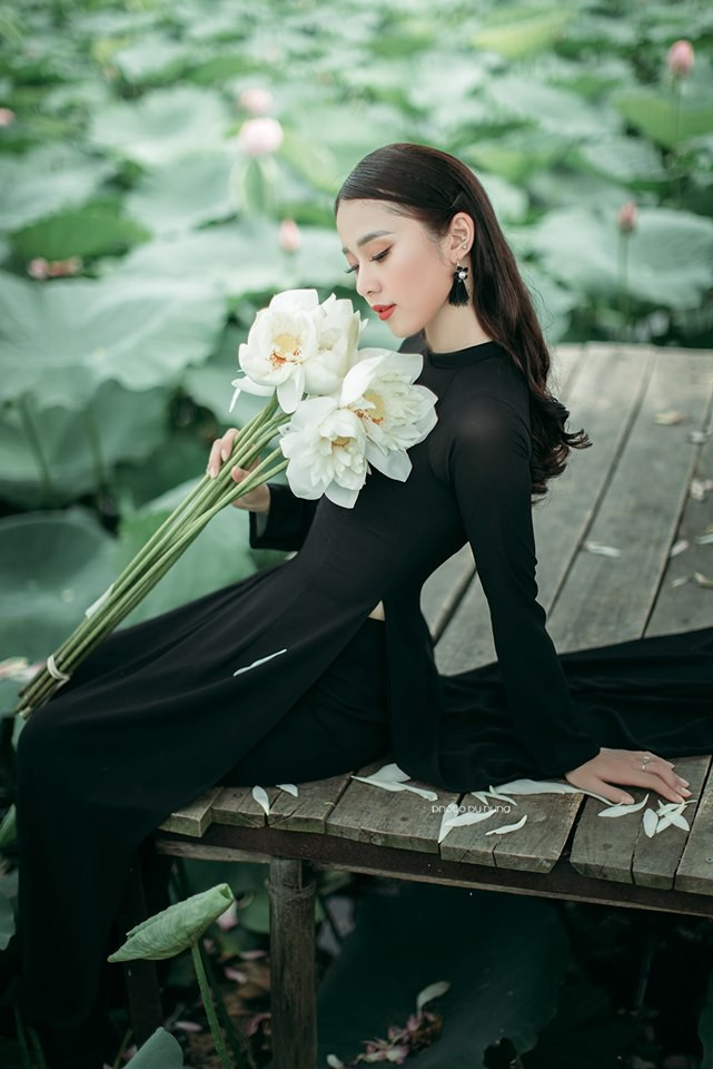 Mới đây, chủ đề chụp ảnh hồ sen lại được CĐM tiếp tục bàn tán khi bộ ảnh độc đáo và đẹp mắt của nhiếp ảnh gia Nguyễn Mạnh Hùng được đăng tải trên fanpage của những người yêu nhiếp ảnh.