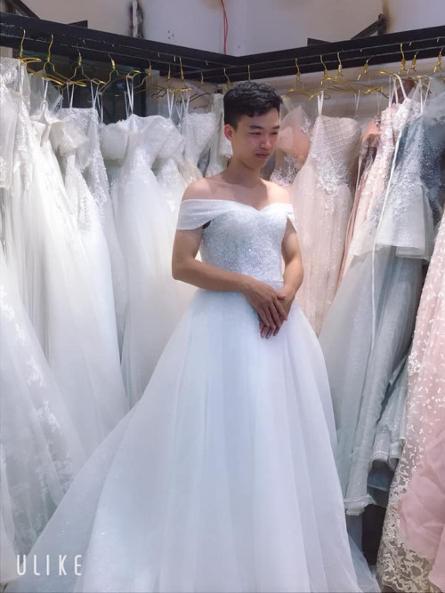 Bài chia sẻ về việc chồng mặc váy cưới của một cô nàng trên một hội nhóm đã thu hút rất nhiều sự chú ý của cư dân mạng. Ai cũng cảm thấy chú rể trong ảnh thực sự đáng yêu khi chiều vợ vô điều kiện như thế.