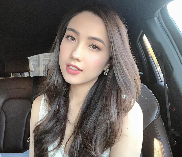 Mie Nguyễn là cô nàng hot girl nổi tiếng MXH nhờ ngoại hình sáng và đặc biệt là mối tình nhiều chuyện "lùm xùm" với vlogger nổi tiếng Jvevermind. Tuy nhiên, đó là chuyện của quá khứ, còn ở hiện tại cô nàng sinh năm 1994 này sắp theo chồng là công tử đẹp về dinh.
