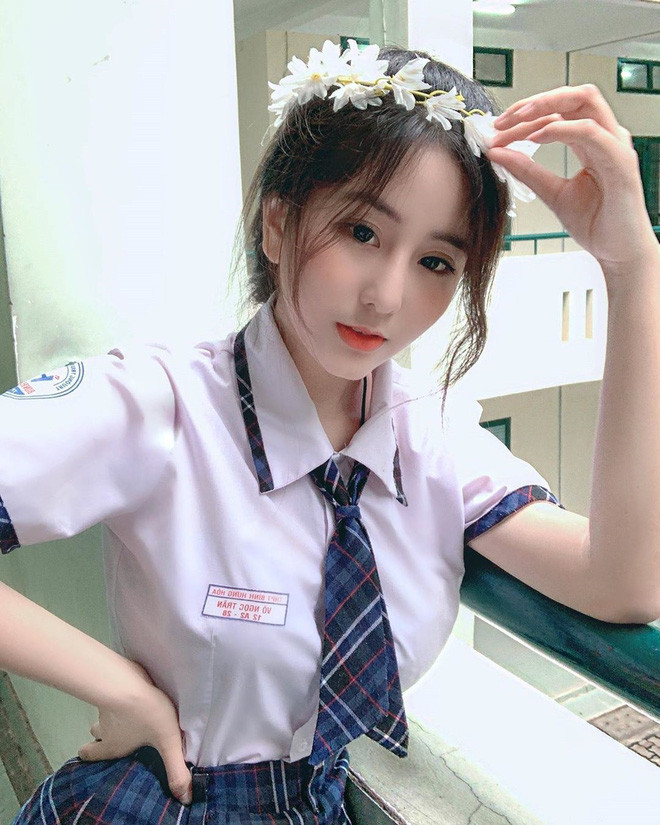 Bên cạnh đó, bảng điểm được cho là của nữ sinh này cũng bị tiết lộ trên MXH.