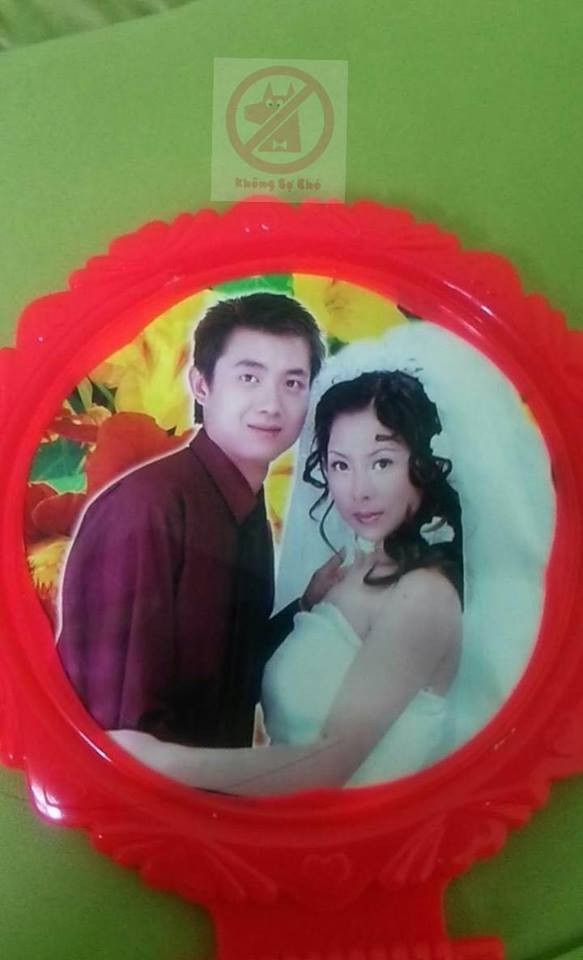 Cũng bằng chiếc gương huyền thoại này, các cô gái thuộc thế hệ 8X, 9X đã tập tành làm quen với những món đồ trang điểm đầu tiên như son gió, phấn Con Én...