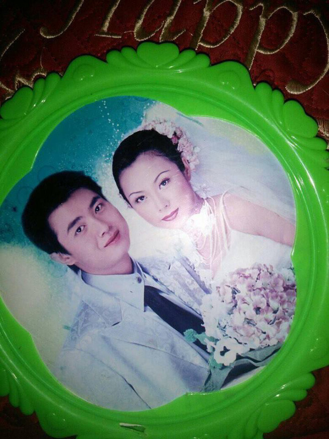 Gương thường có viền nhựa bằng một màu duy nhất khi đỏ khi xanh, đằng sau có kẹp ảnh của những ca sĩ nổi tiếng thời ấy như Đan Trường, Cẩm Ly hay những cặp đôi diễn viên nước ngoài nào đó.