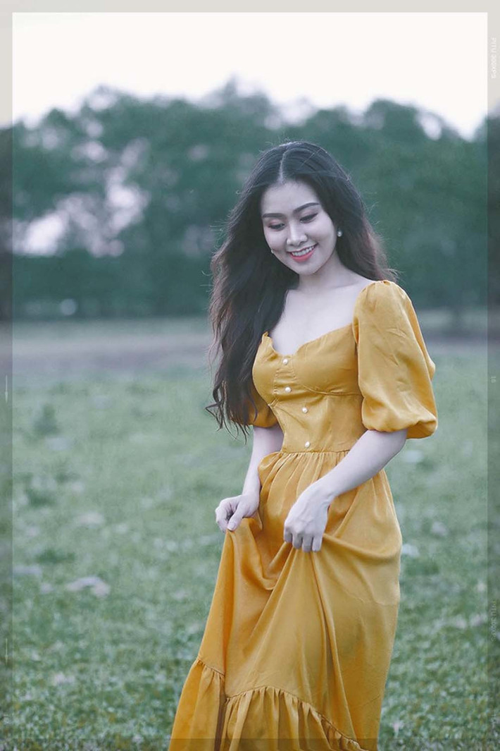 Với nhan sắc thu hút, nữ giám thị tên Hà Phương đang gây sốt trên nhiều diễn đàn mạng.