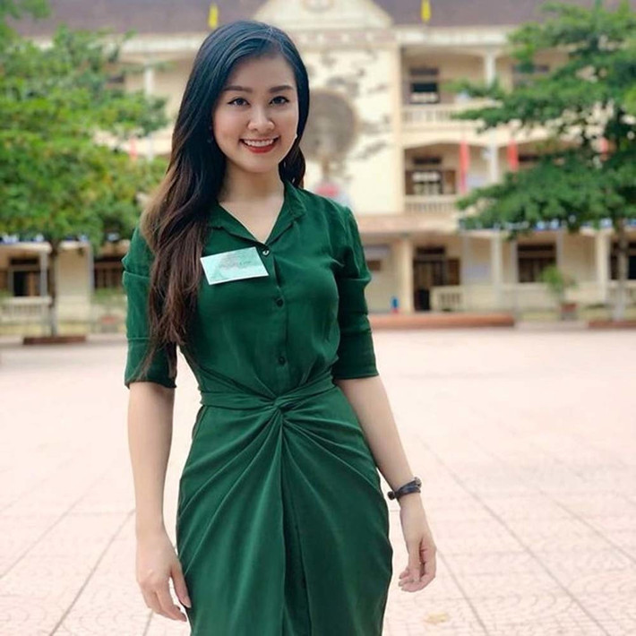 Trong đợt thi THPT QG 2019 vừa qua, nữ giám thị 8X tại điểm thi THPT Thanh Chương 3, Nghệ An khiến nhiều người chú ý với nhan sắc "hơn người".