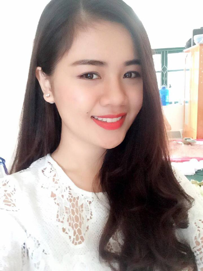 Để tri ân khách hàng, vào ngày 10/10 tới, quán trà chanh của vợ chồng Quế Ngọc Hải sẽ tổ chức buổi cổ vũ đội tuyển Việt Nam và tặng 5 chiếc áo thun đặc biệt cho khách hàng may mắn.