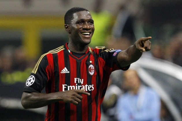 Giao kèo hợp đồng giữa Zapata và AC Milan chỉ còn kéo dài đến cuối mùa giải này. Cả hai phía vẫn đang chưa thể thống nhất về những điều khoản trong một bản hợp đồng gia hạn. Nếu không có gì thay đổi, trung vệ người Colombia sẽ ra đi tự do khi mùa hè đến.